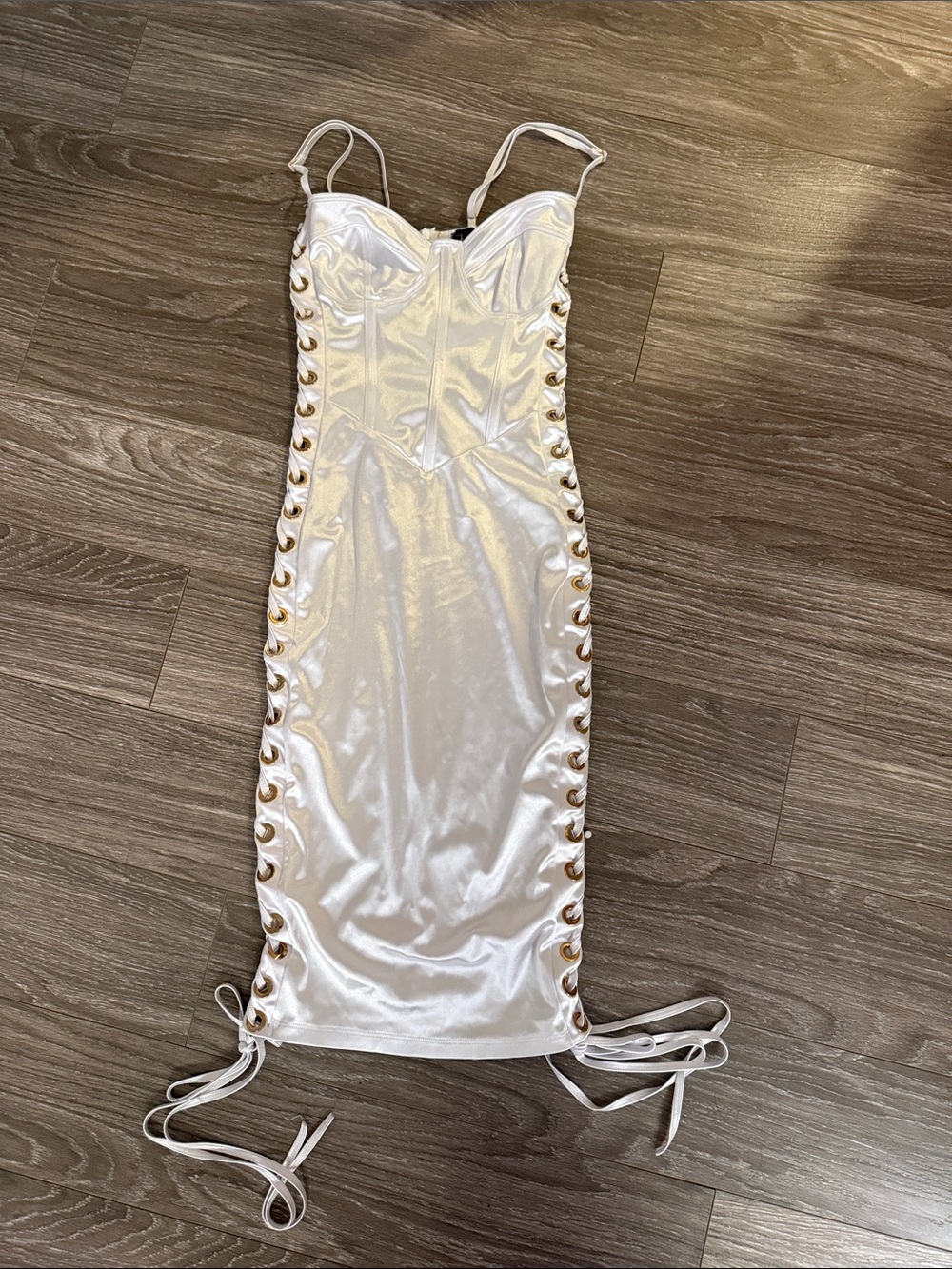 HOT MIAMI STYLES y2k White Lace-Up Satin Bodycon Dress with gold Grommet Details